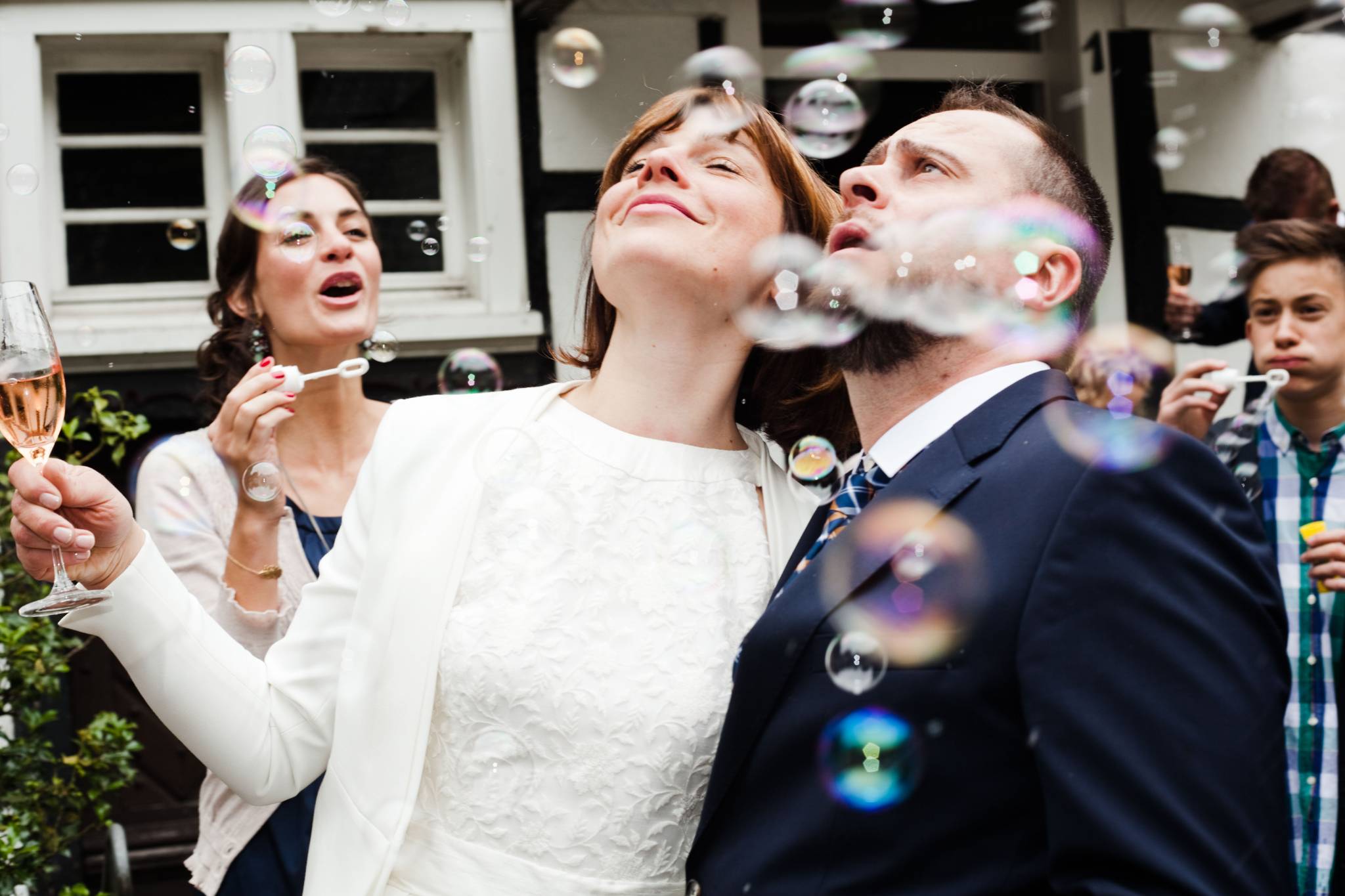 Hochzeitspaar mit Seifenblasen