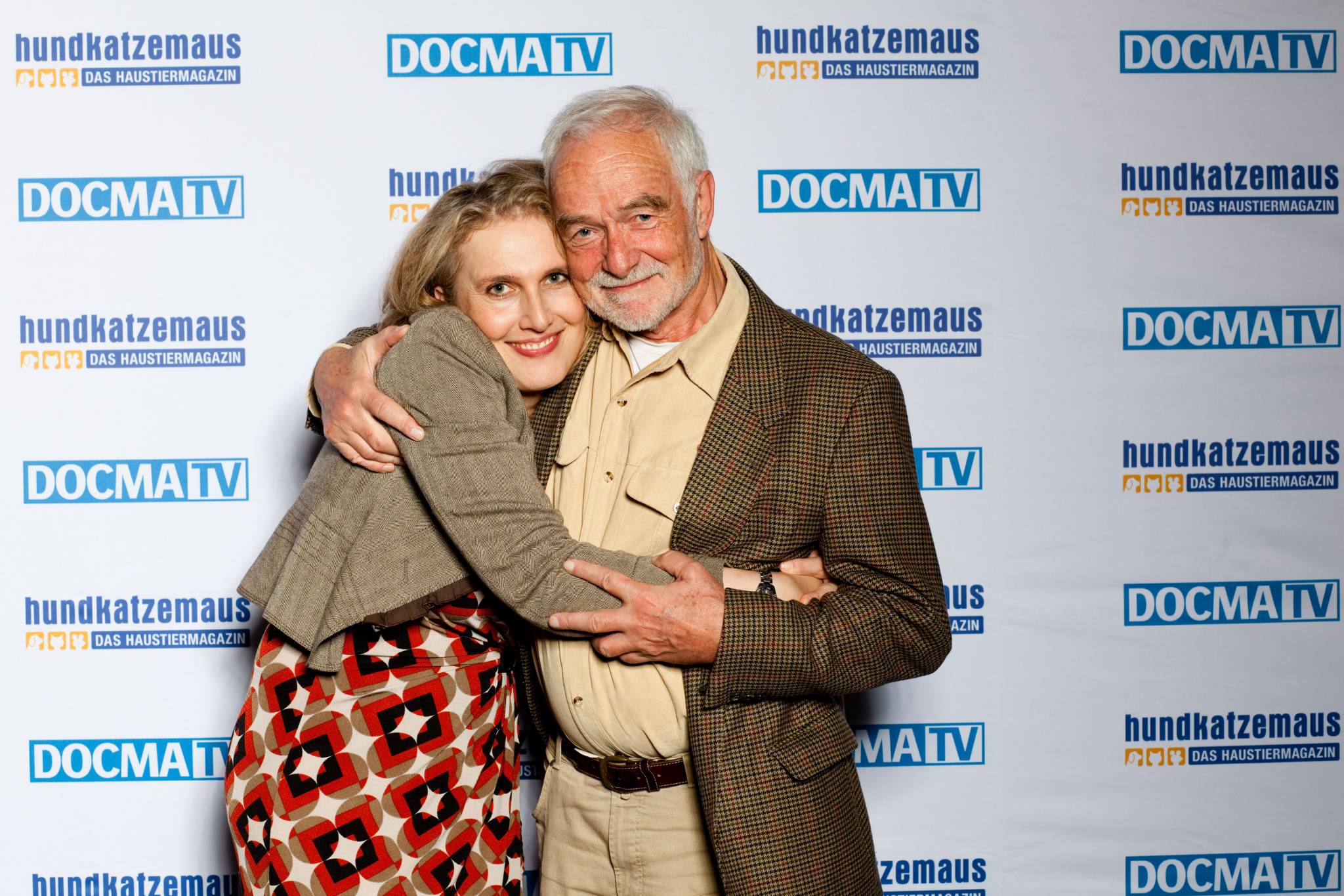 Vater und Tochter vor Fotowand, DOCMA TV