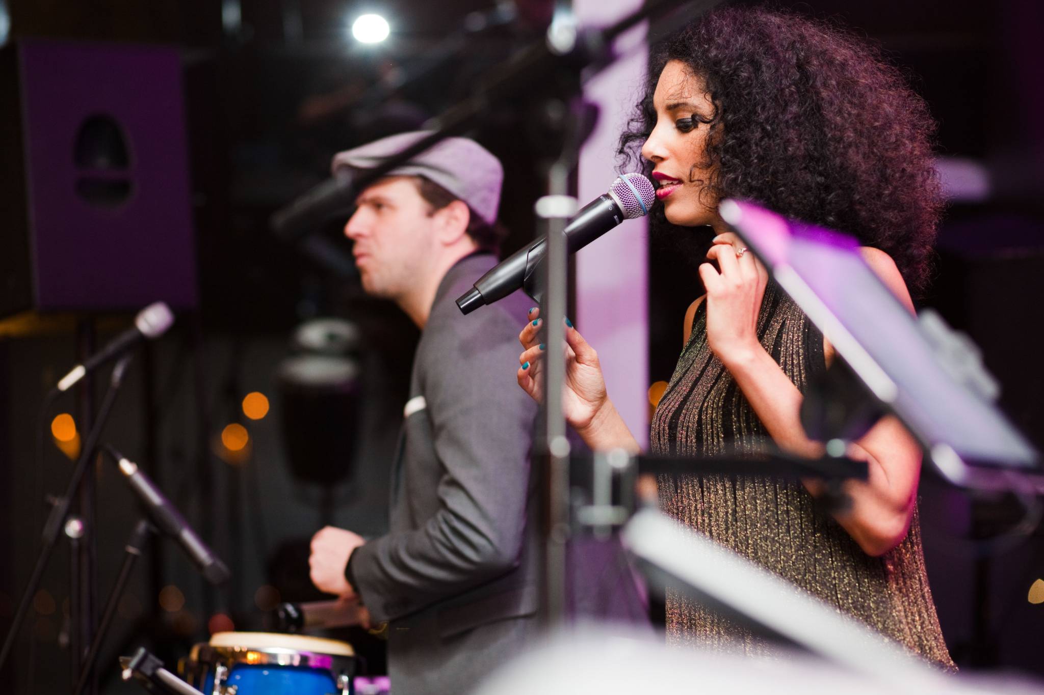 Sängerin und Saxophonist