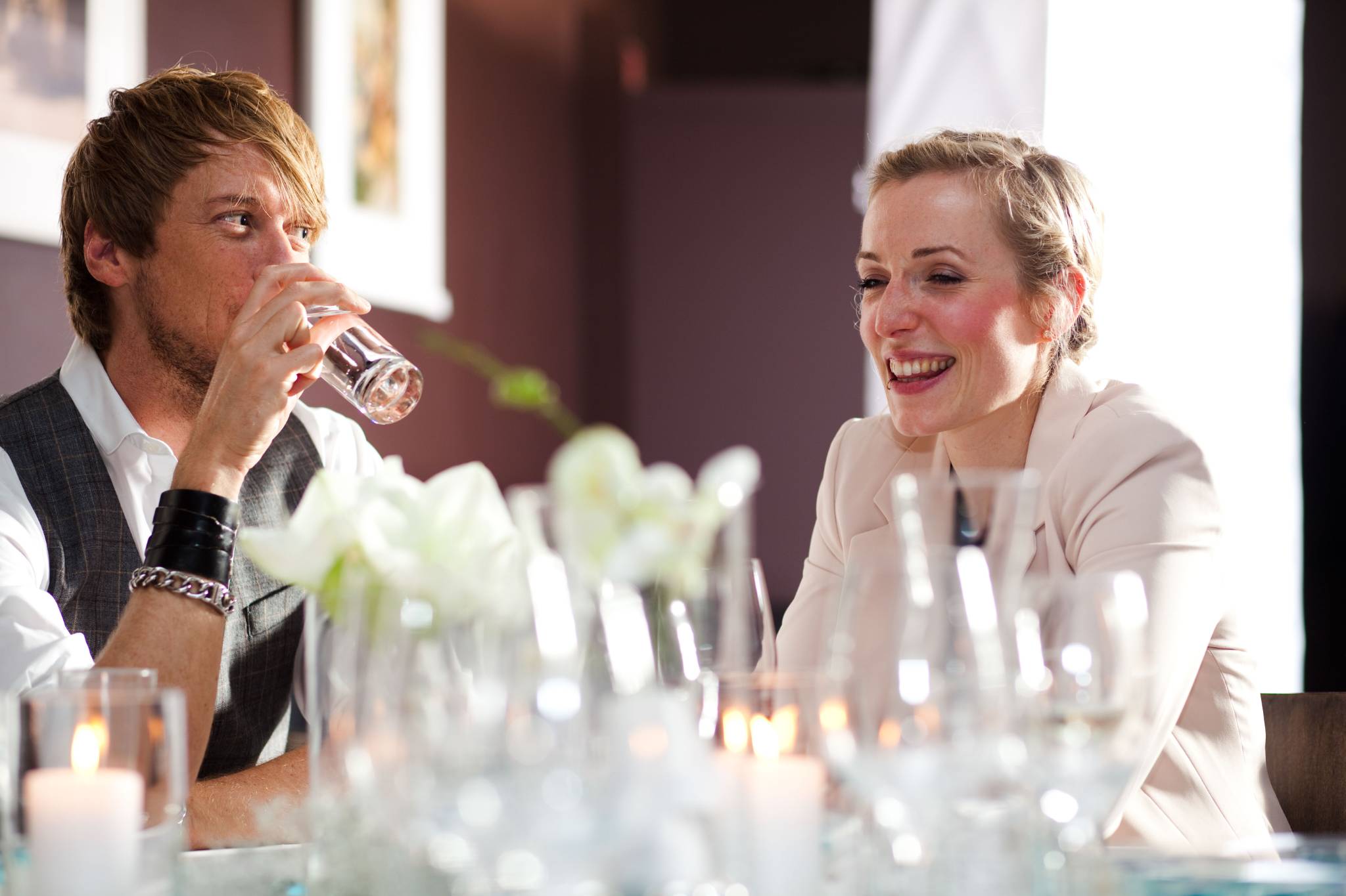 Gäste bei Tisch, Gläser