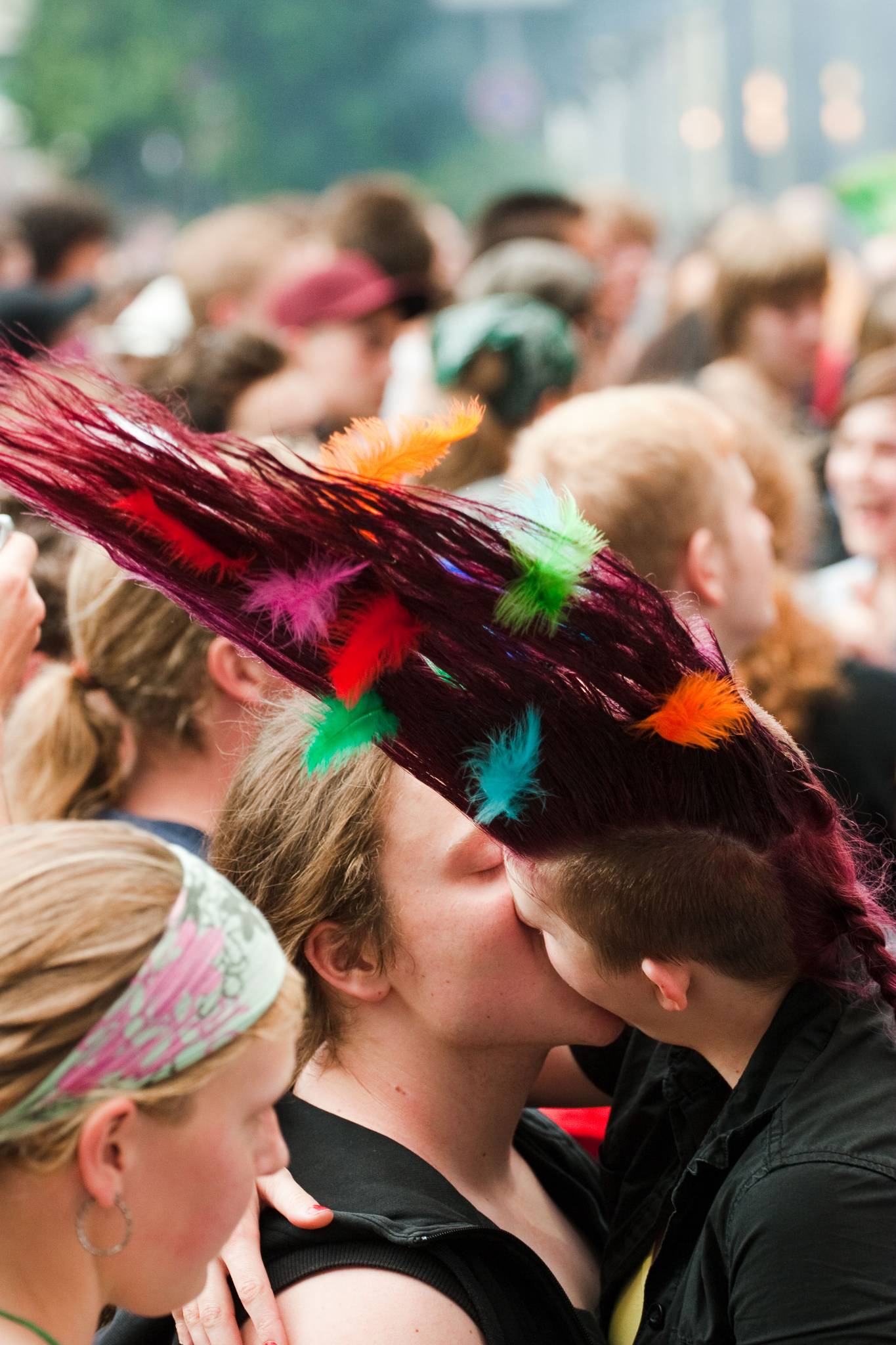 Punk mit Irokesen-Frisur beim Küssen