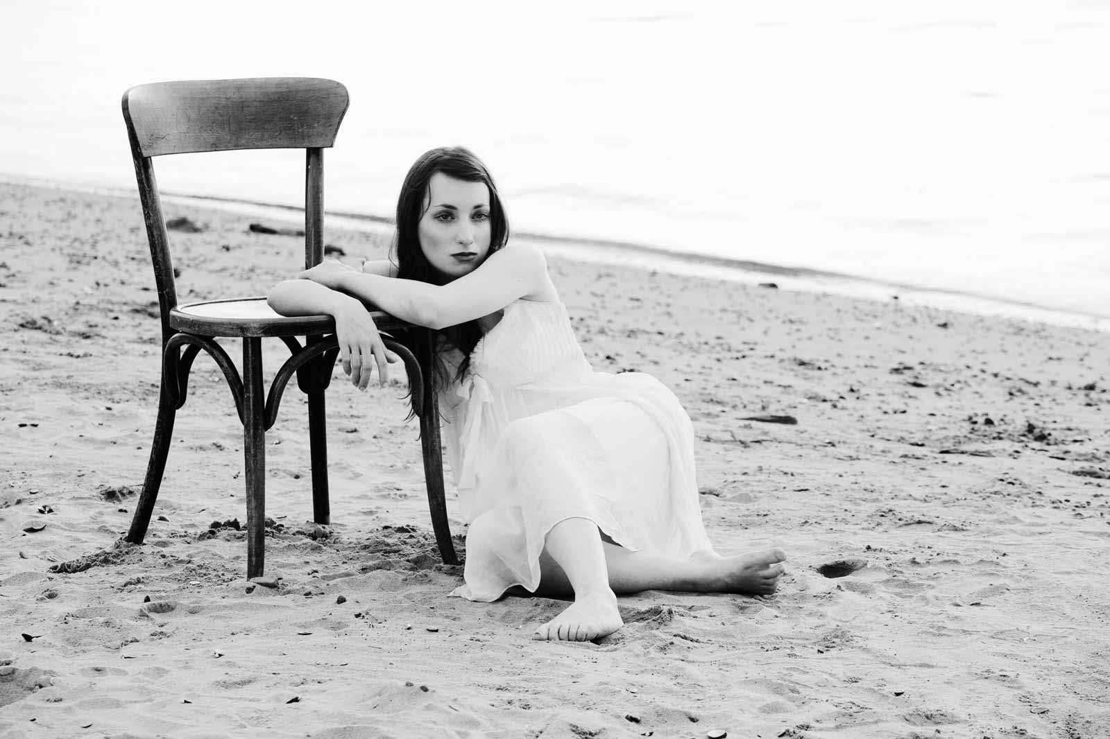 Frau sitzend am Strand